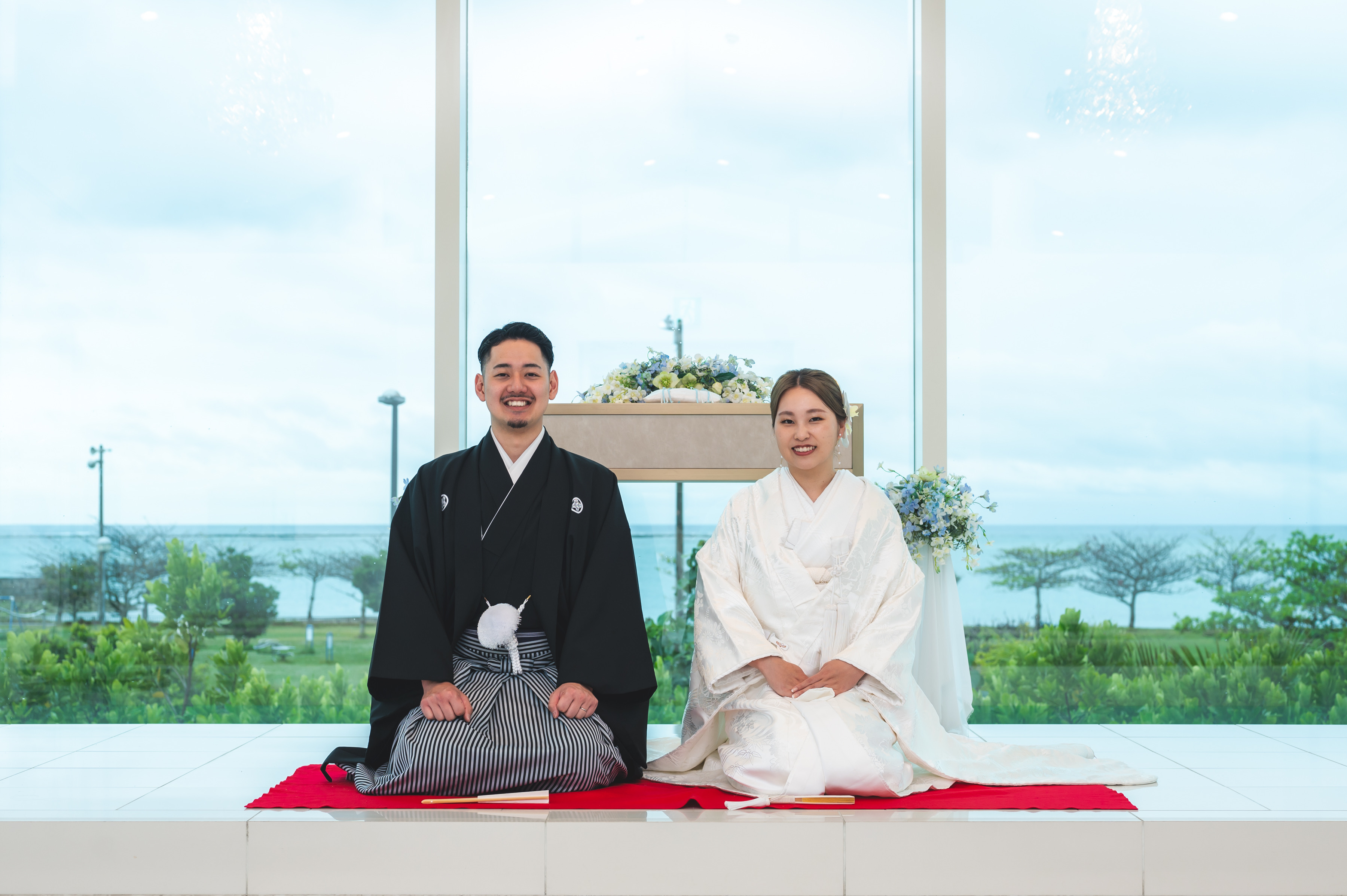 見つめ合うだけでこぼれる笑顔。全面ガラス張りのチャペルで和装フォト